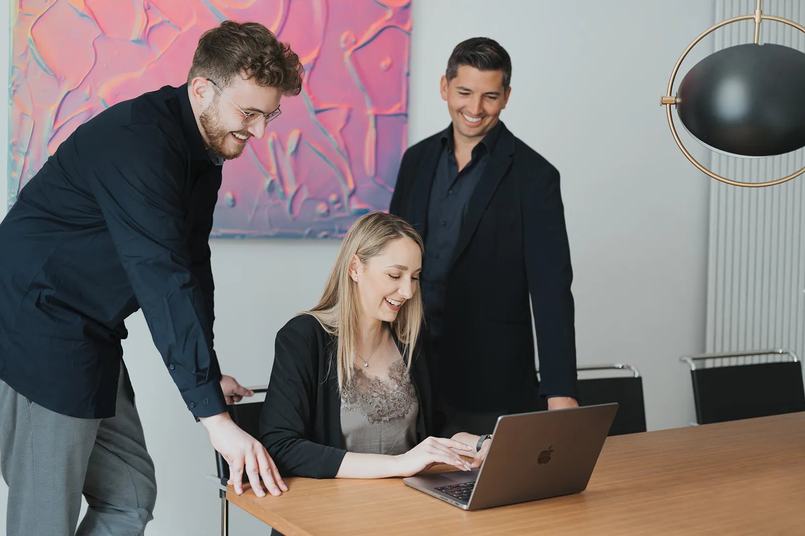 Mario Kranz und Fabian Frick von Wahre Helden bei der Besprechung am Laptop im Büro